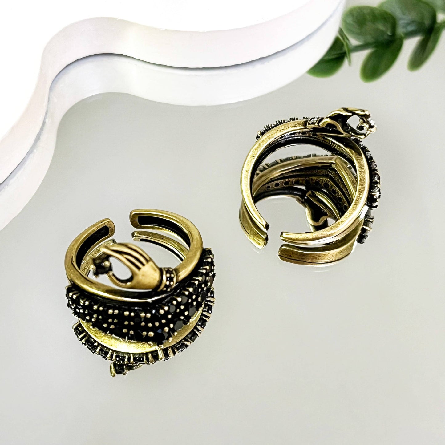 Minimalist Creative Hand-Hold Crystal Ring