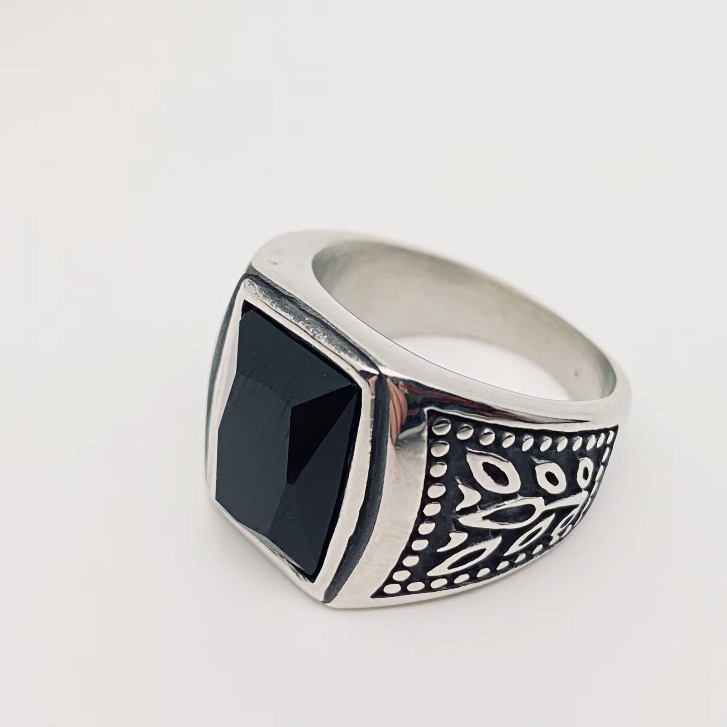 Tulip Pattern Black Gemstone Stainless Steel Ring